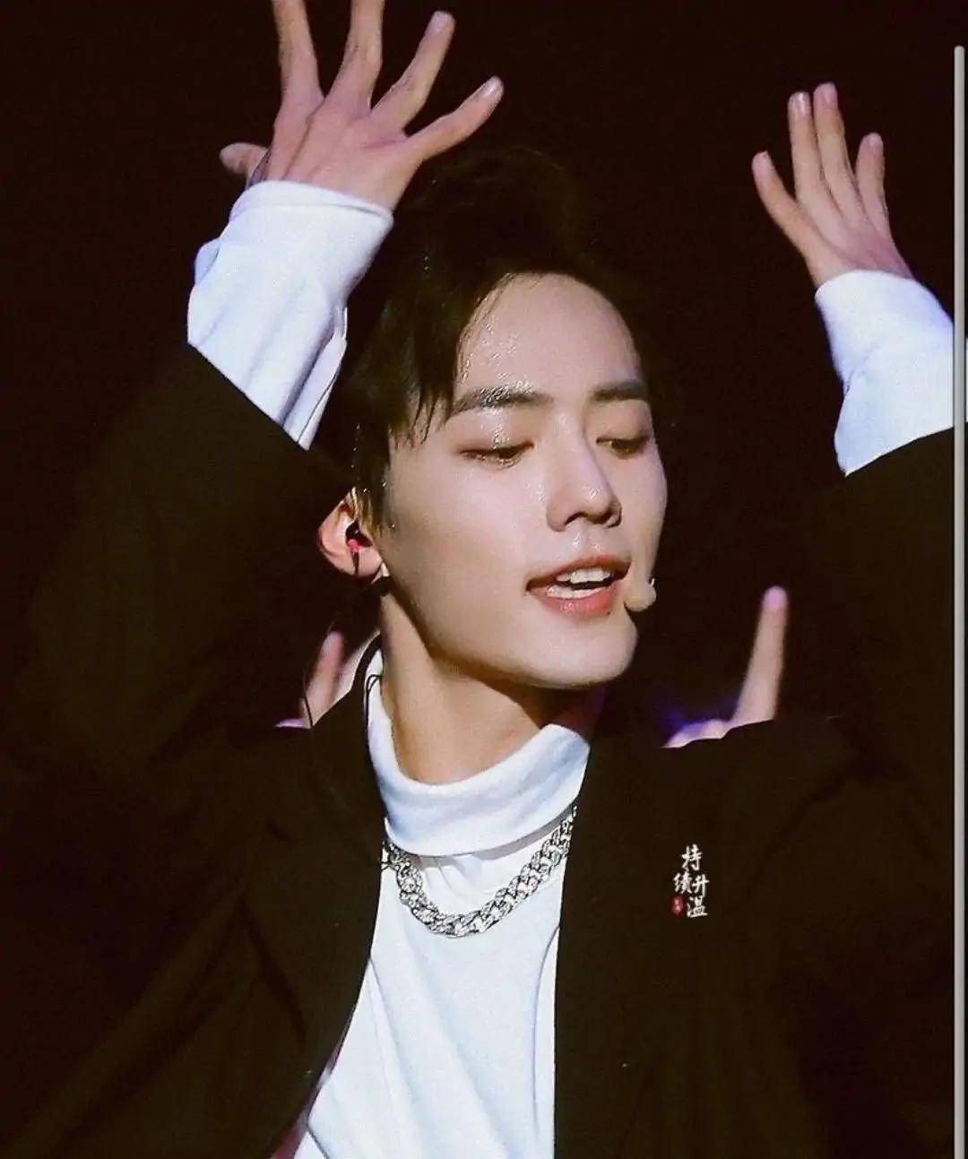 肖战,用实力证明从小糊咖到顶流,你缺的不是机会,而是坚持努力_影响