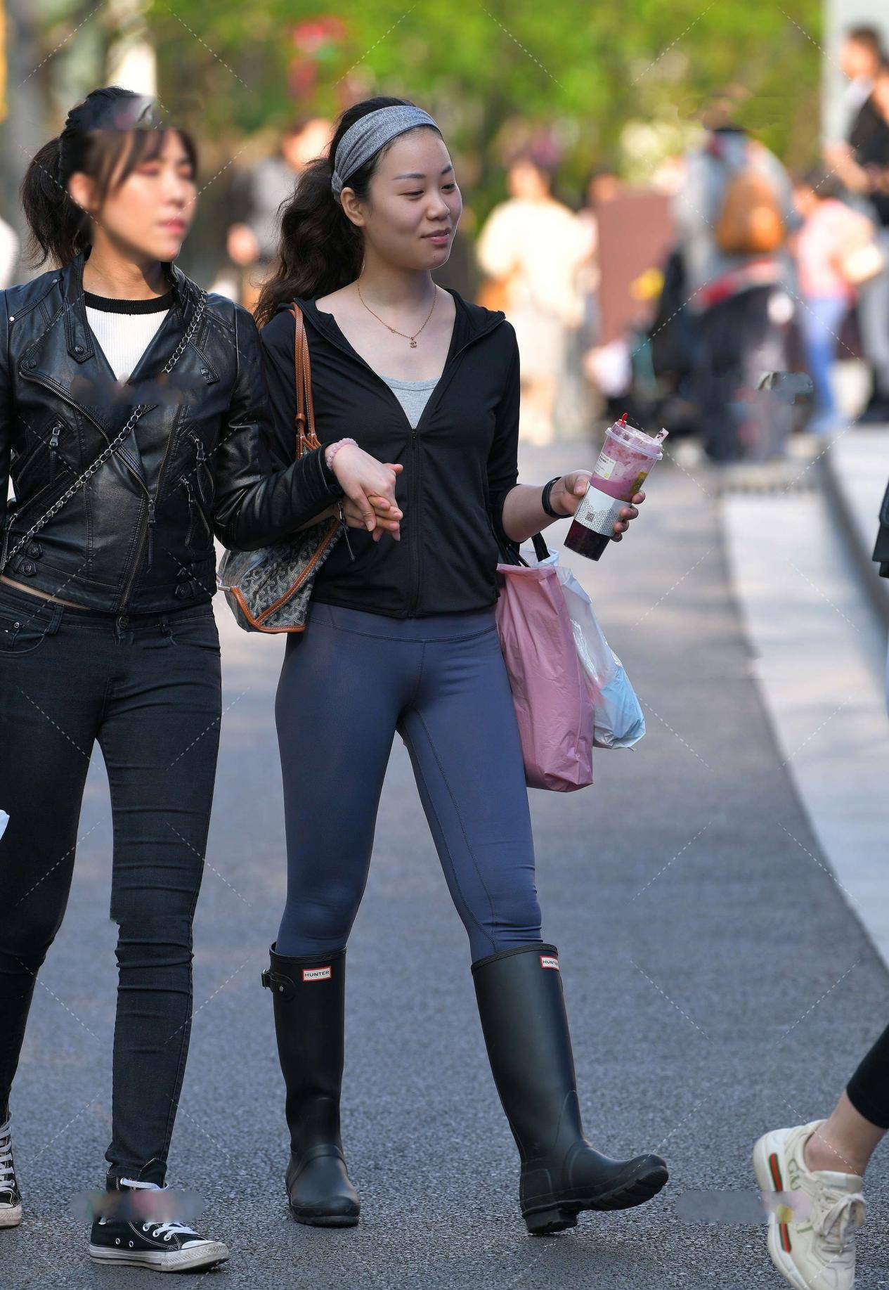 原创健美裤与高筒靴的搭配既能凸显身线又能增加视觉美感