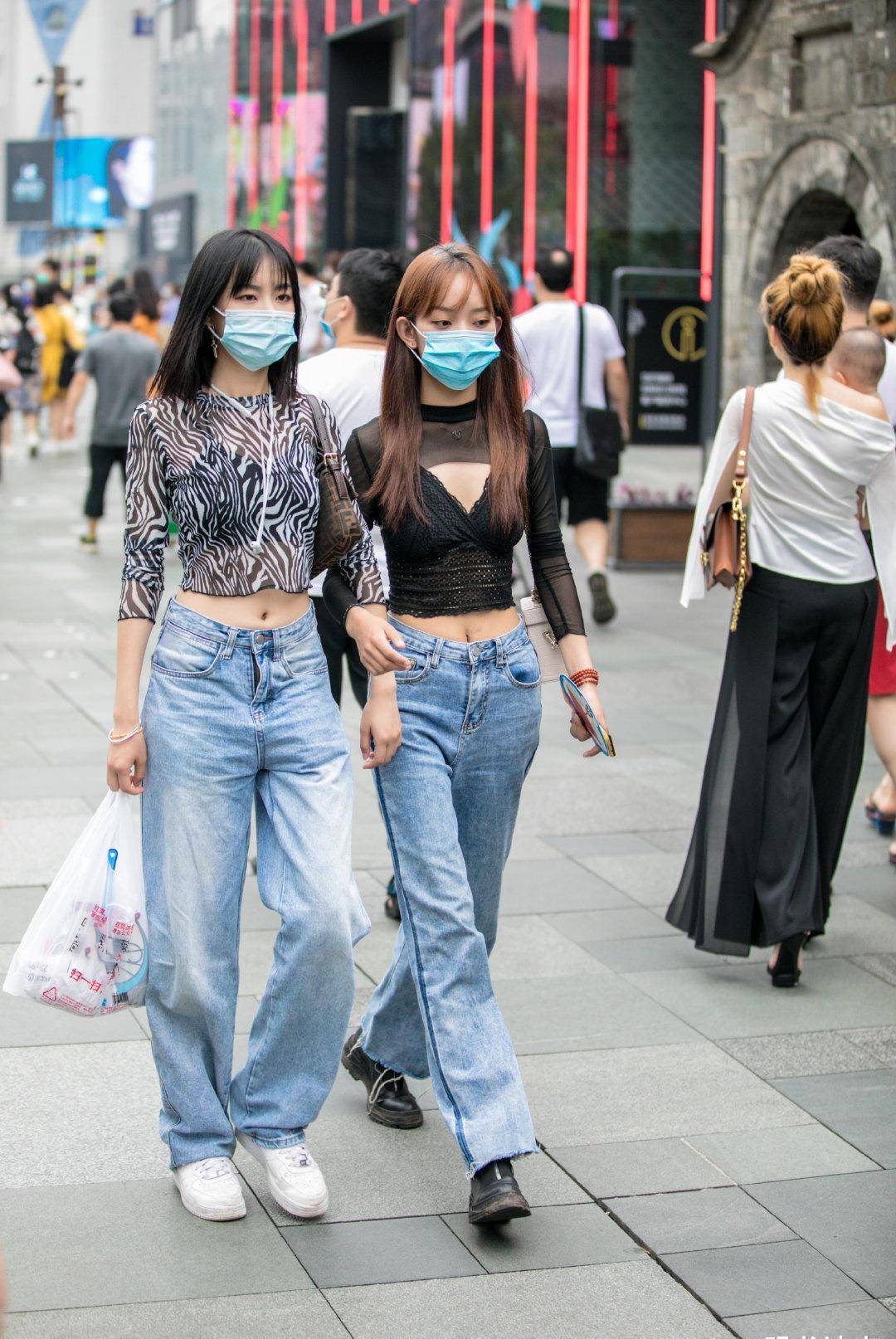 原创结伴逛街的美女闺蜜们青春洋溢的穿搭时尚又迷人