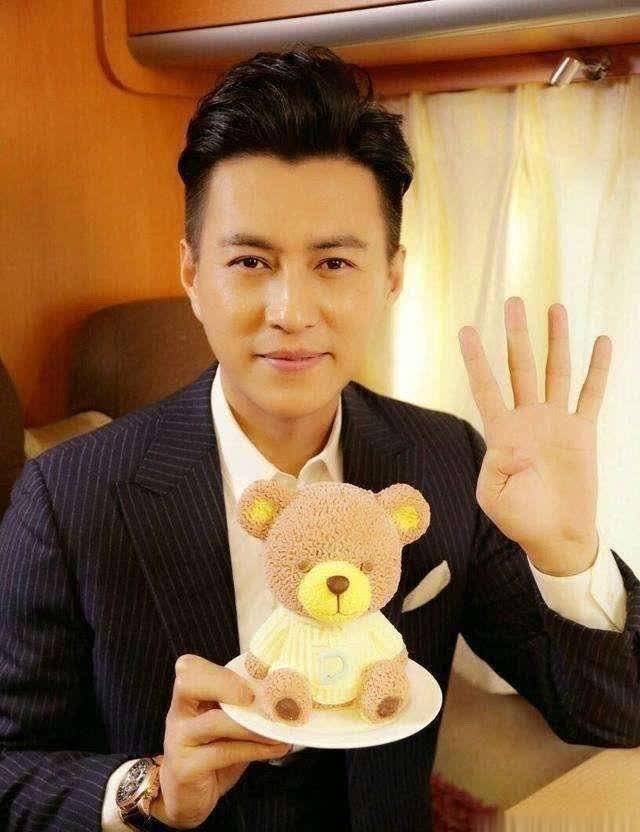 靳东44岁生日,英雄情节的老干部,为什么能在娱乐圈杀出一片天_表演