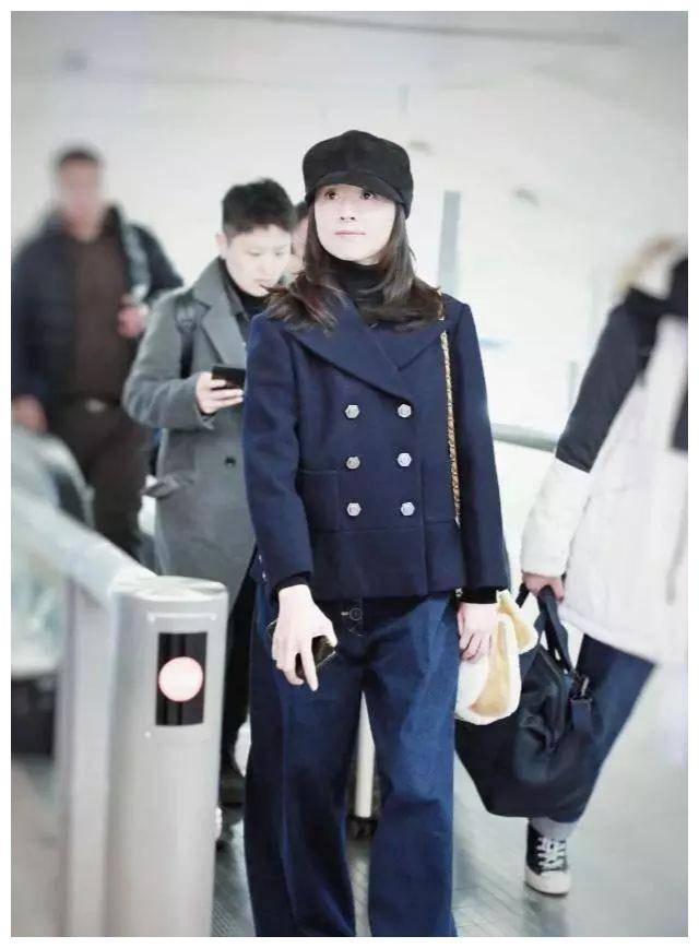 身高160的董洁又任性,穿大粗阔腿裤走机场,居然潮翻了!