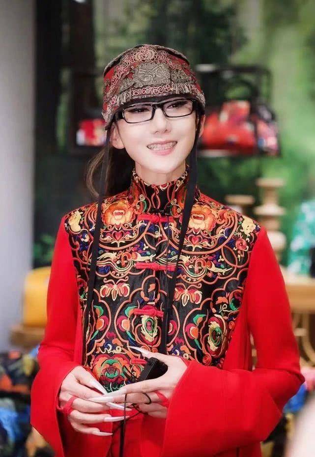 原创62岁杨丽萍不愧真仙女各种中国风裙装引潮流冻龄美人气质独特
