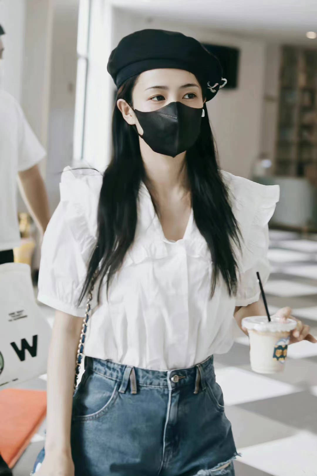 原创白鹿夏日穿搭清爽可爱白色娃娃领衬衫配破洞牛仔裤和洞洞鞋