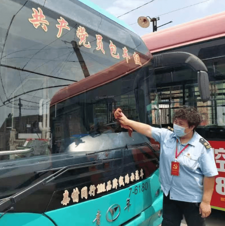 公交集团党委在一线党员劳模中开展“挂牌亮身份”活动