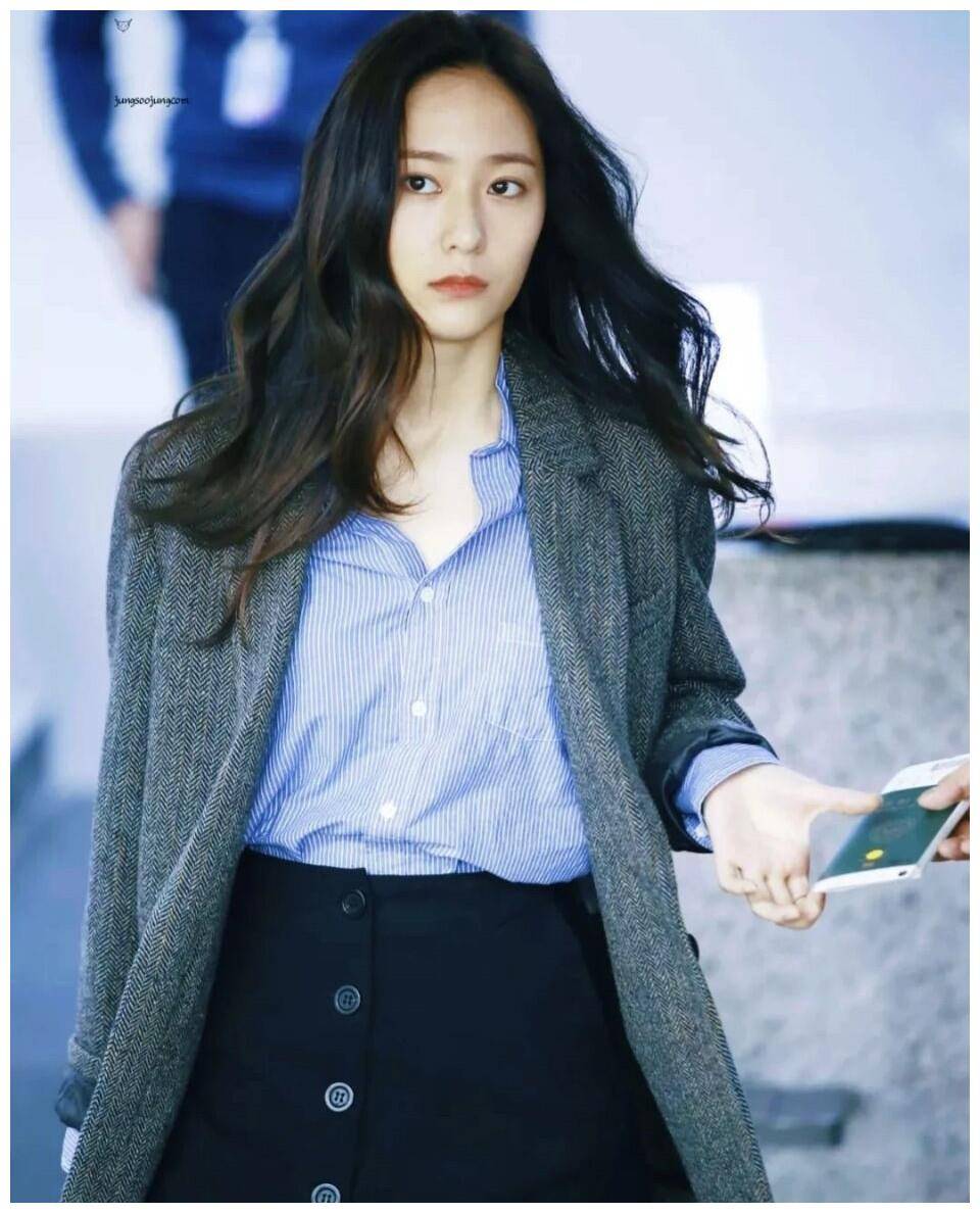 原创高贵冷艳的郑秀晶黑色修身长裙非常抢镜说她18岁我都信