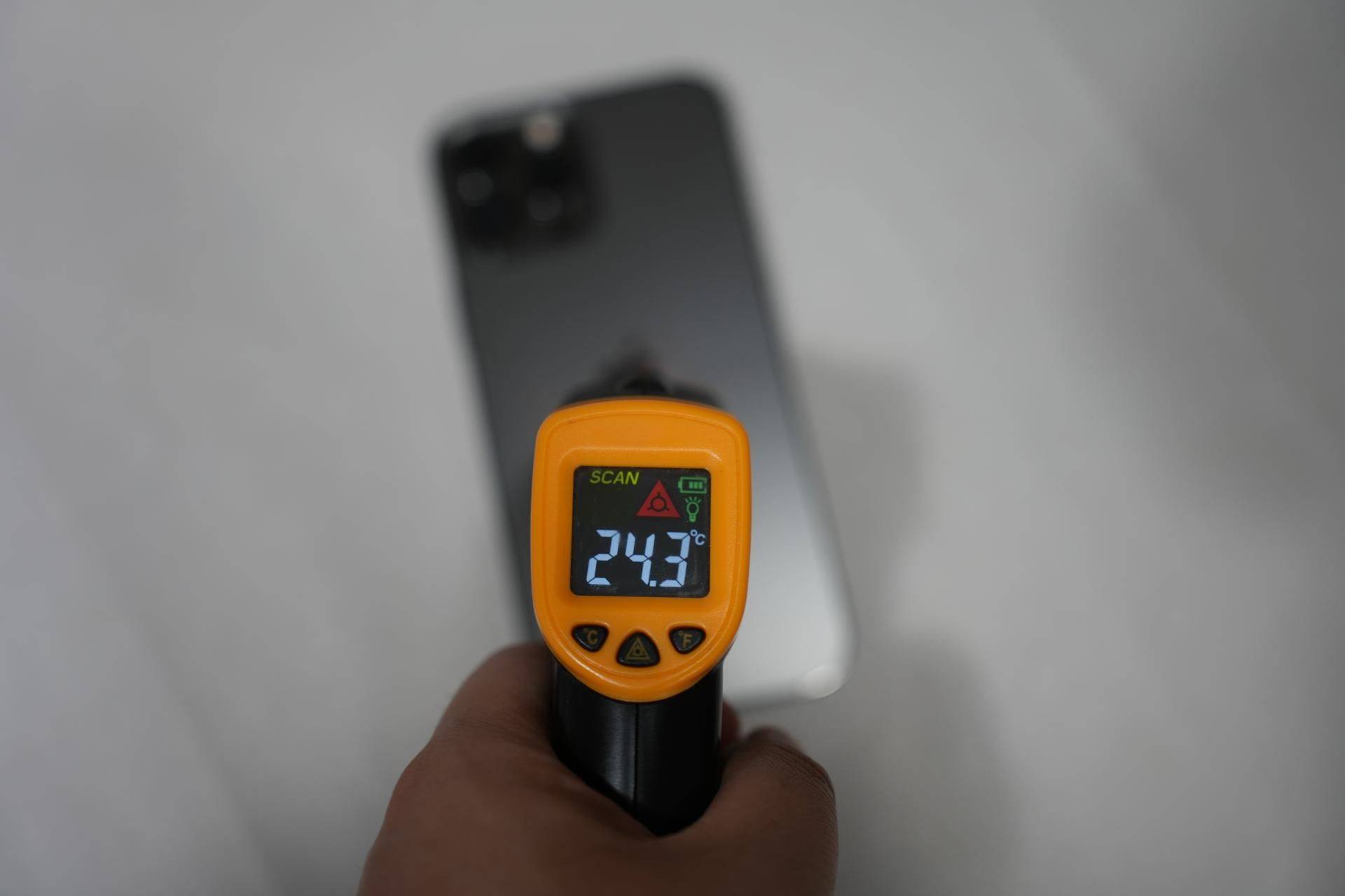 原创             夏日炎炎，手机该如何降温？网友：红魔冰磁散热器是利器