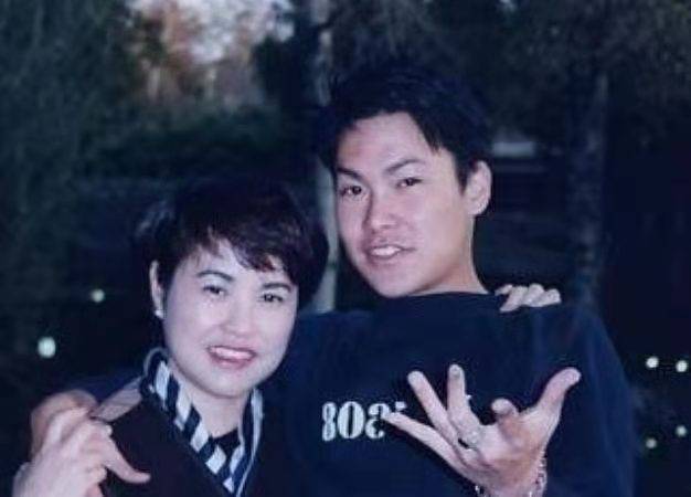 23岁靠在妈妈怀里离世的他,一年后作品惊艳众人_宋岳庭_hiphop_音乐