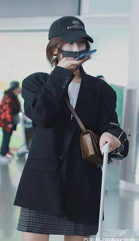 施予斐看秀归来穿黑色西装配格纹裙脚穿粉色袜子出彩了