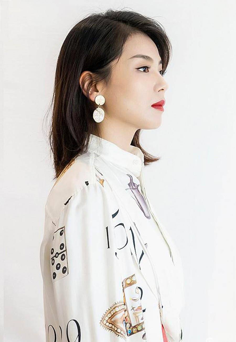 原创41岁刘涛太刚了涂红唇霸气出镜被催促当场回怼职场女人不简单