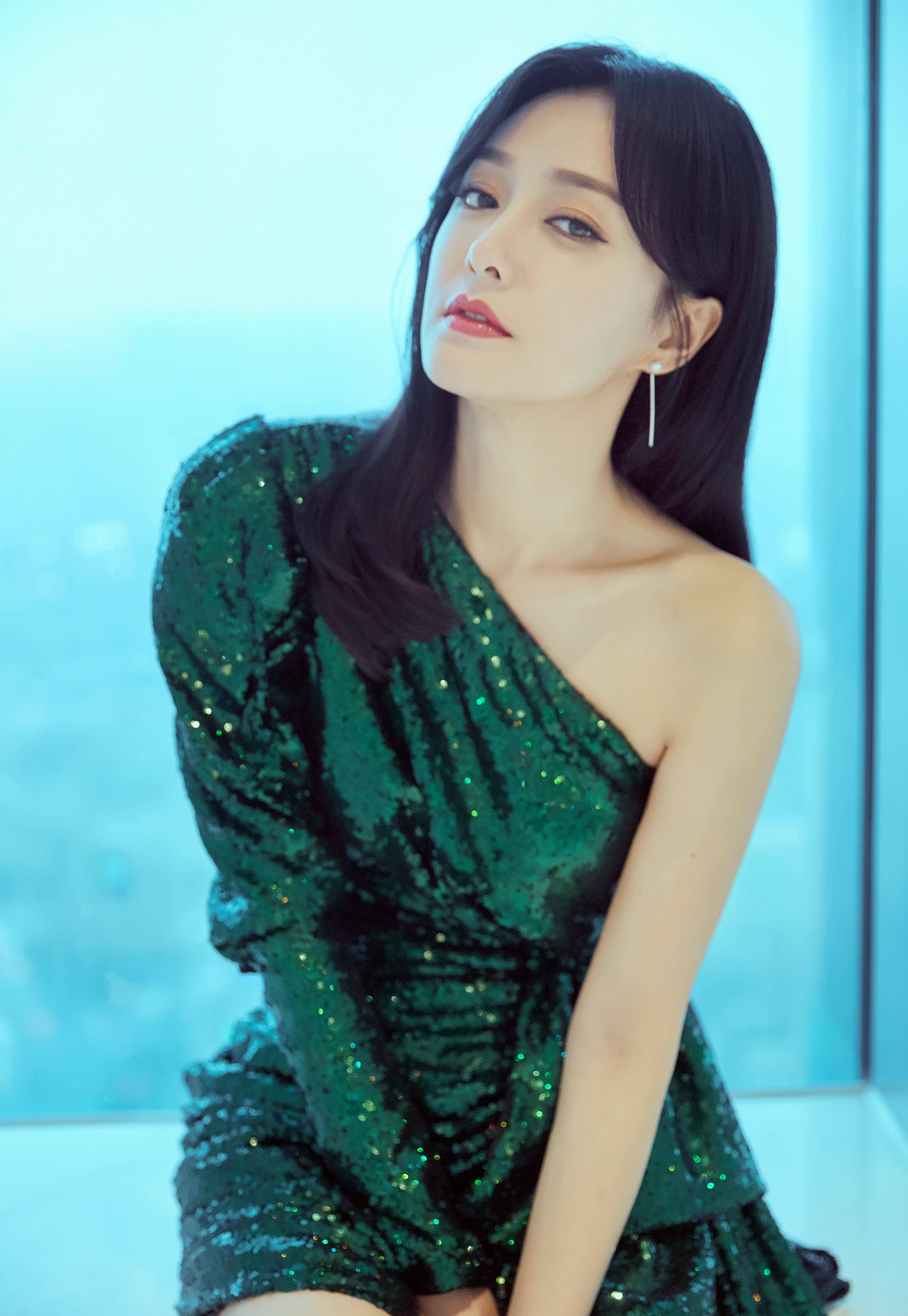 原创秦岚穿闪钻裙优雅动人40岁逆龄生长请允许我长个皱纹好吗