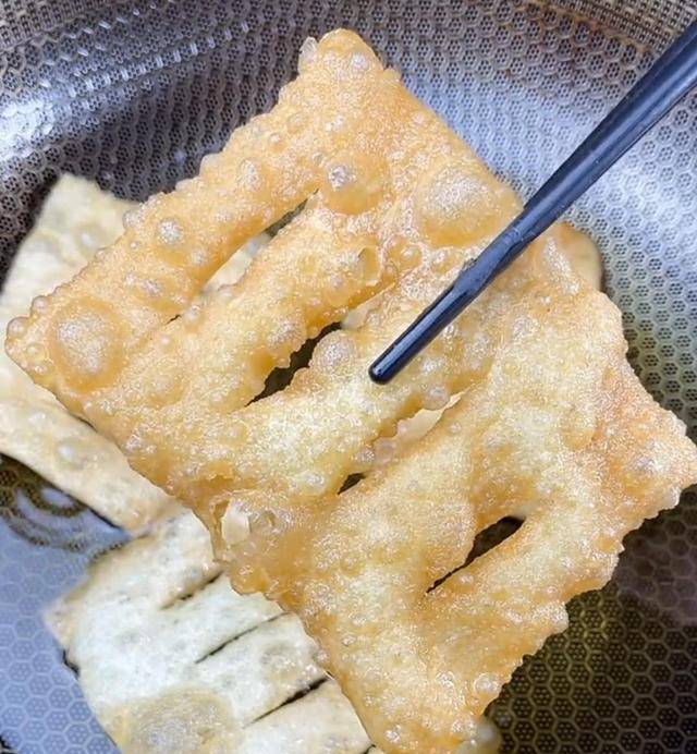 原创
杂粮煎饼的做法,中华传统小吃,很多人喜欢吃,促进消化营养美味
