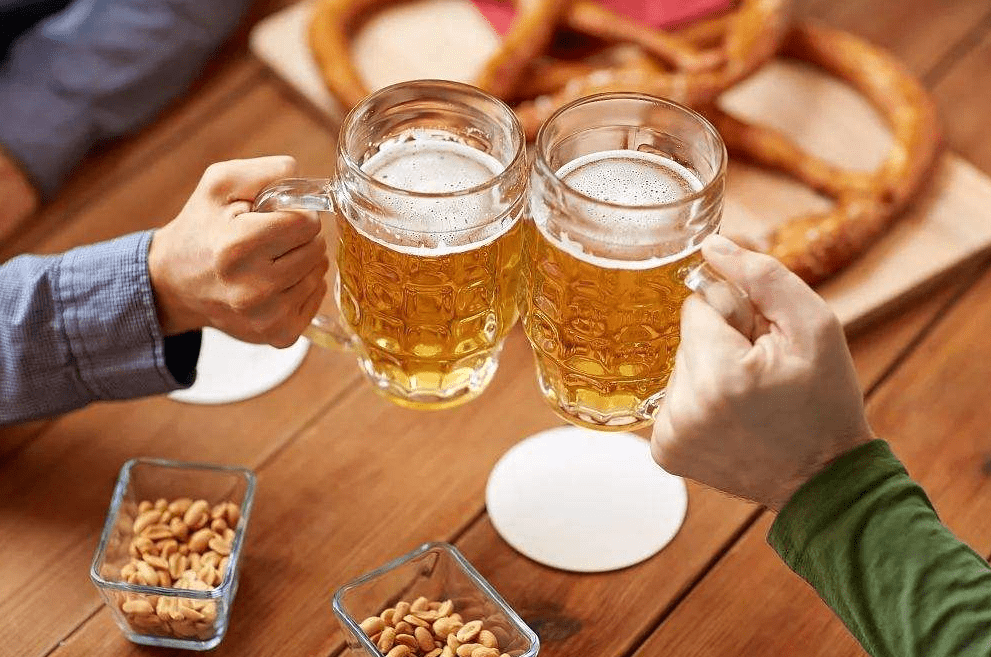 网曝穷人普通人和有钱人的喝酒照网友我连穷人都算不上