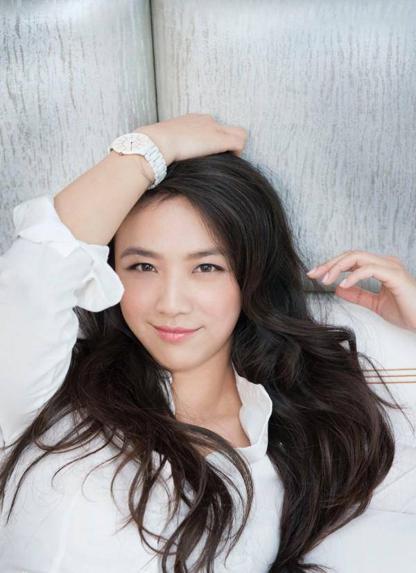 原创43岁汤唯牵手女儿做核酸长发飘飘背影迷人衣着朴素像邻家小妹