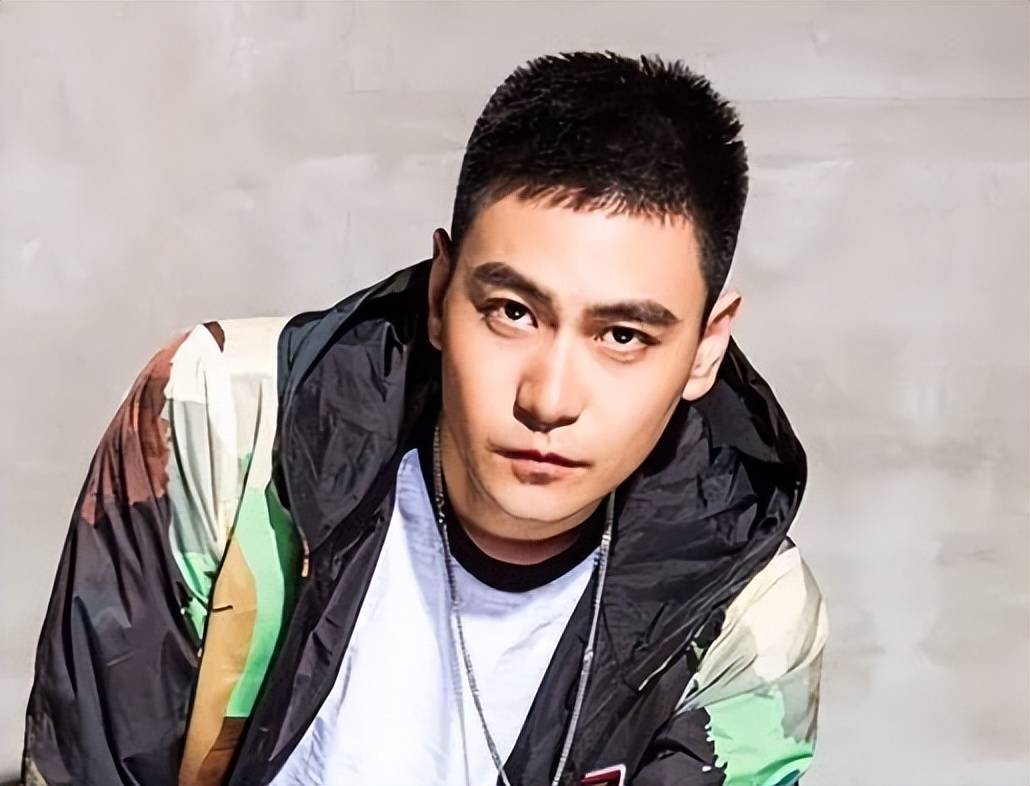 原创李飞直播卖鱼双手被泡起皮为哪般不过是另辟蹊径找出路罢了