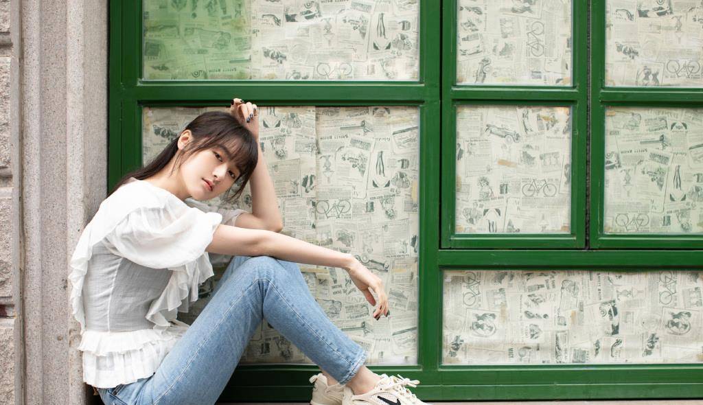 袁冰妍不愧是瑜伽达人,t恤配超短裤,一双美腿不仅白美还超纤细