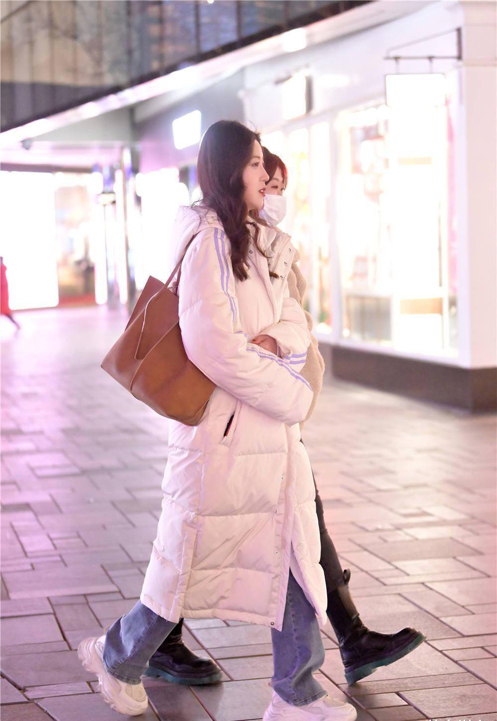 早春时节依旧有很多人穿着长款羽绒服时尚美女穿搭保暖