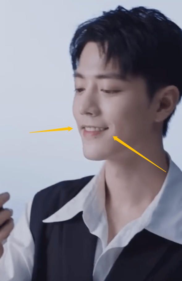 大家应该都知道肖战阳光的点就是他的笑容,真正的笑是完全露出牙齿