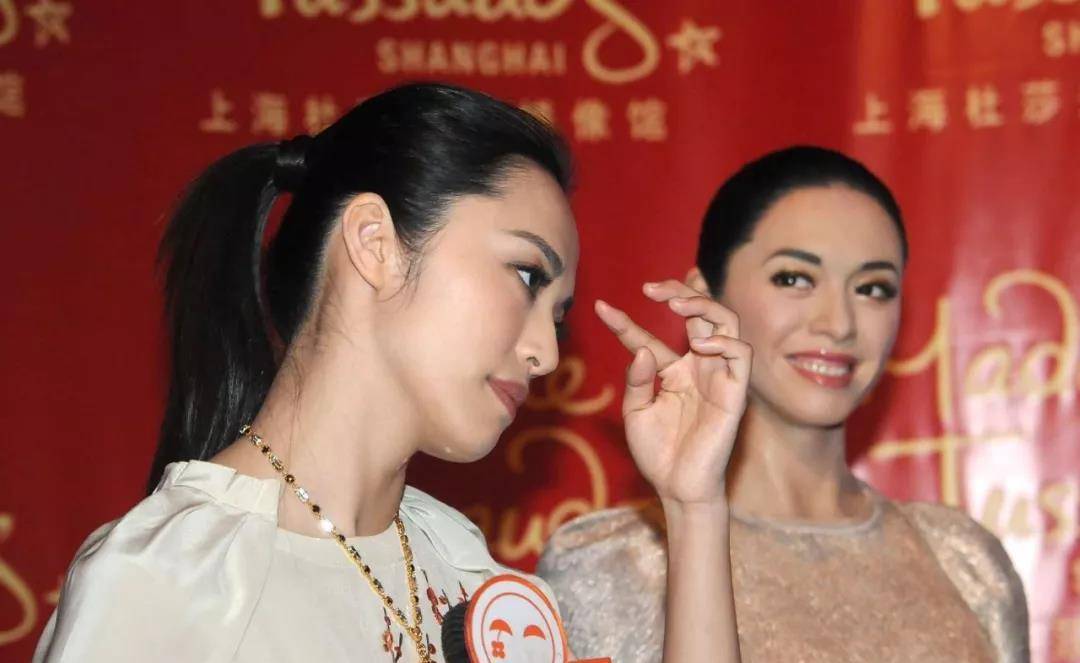我一点都不想笑▼姚晨明显的特征是她的大嘴,但蜡像也不必要把牙花都