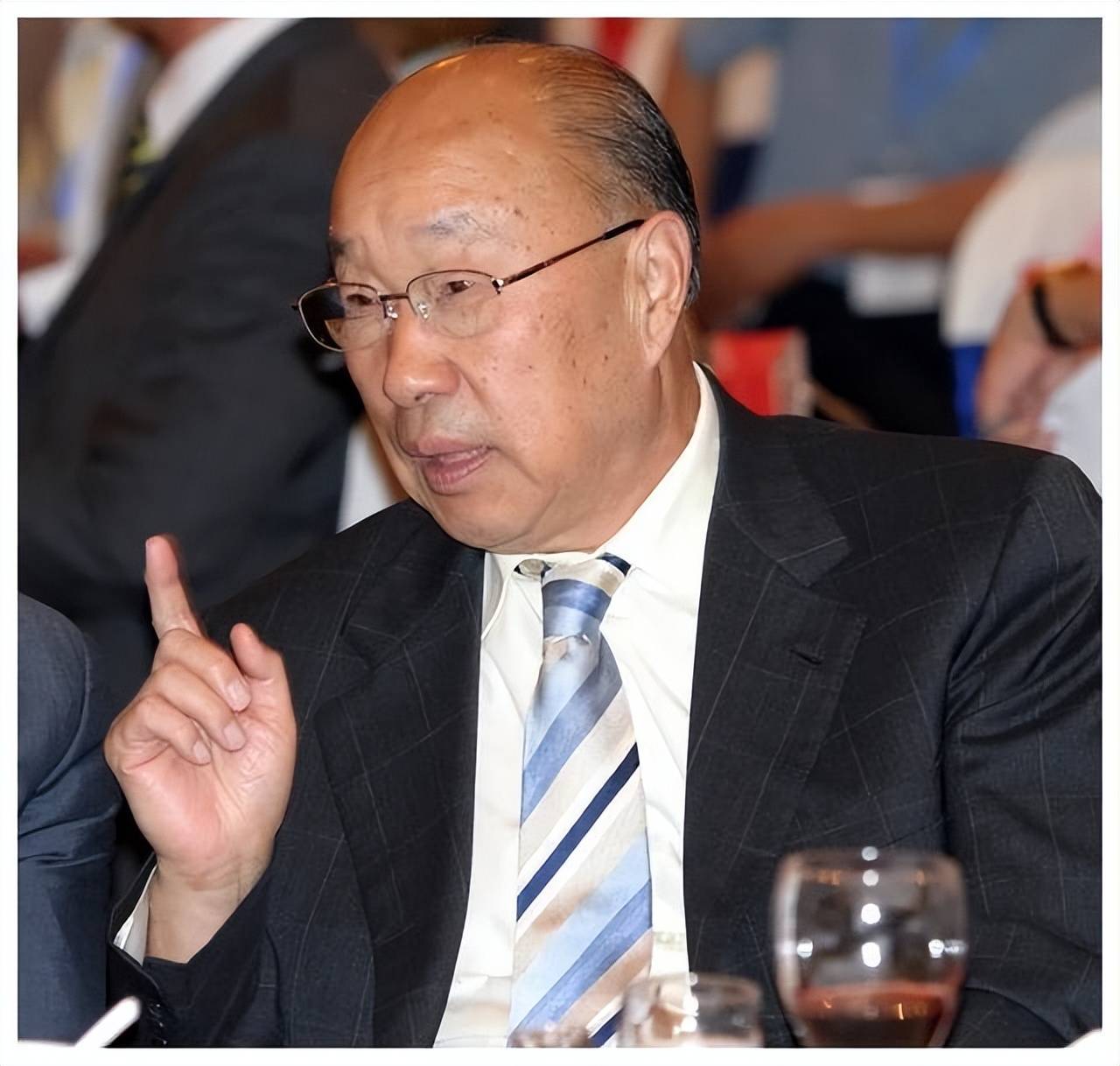 双汇"太子"揭发81岁亲爹:与小36岁的秘书姘居20年,偷生一女,_万隆