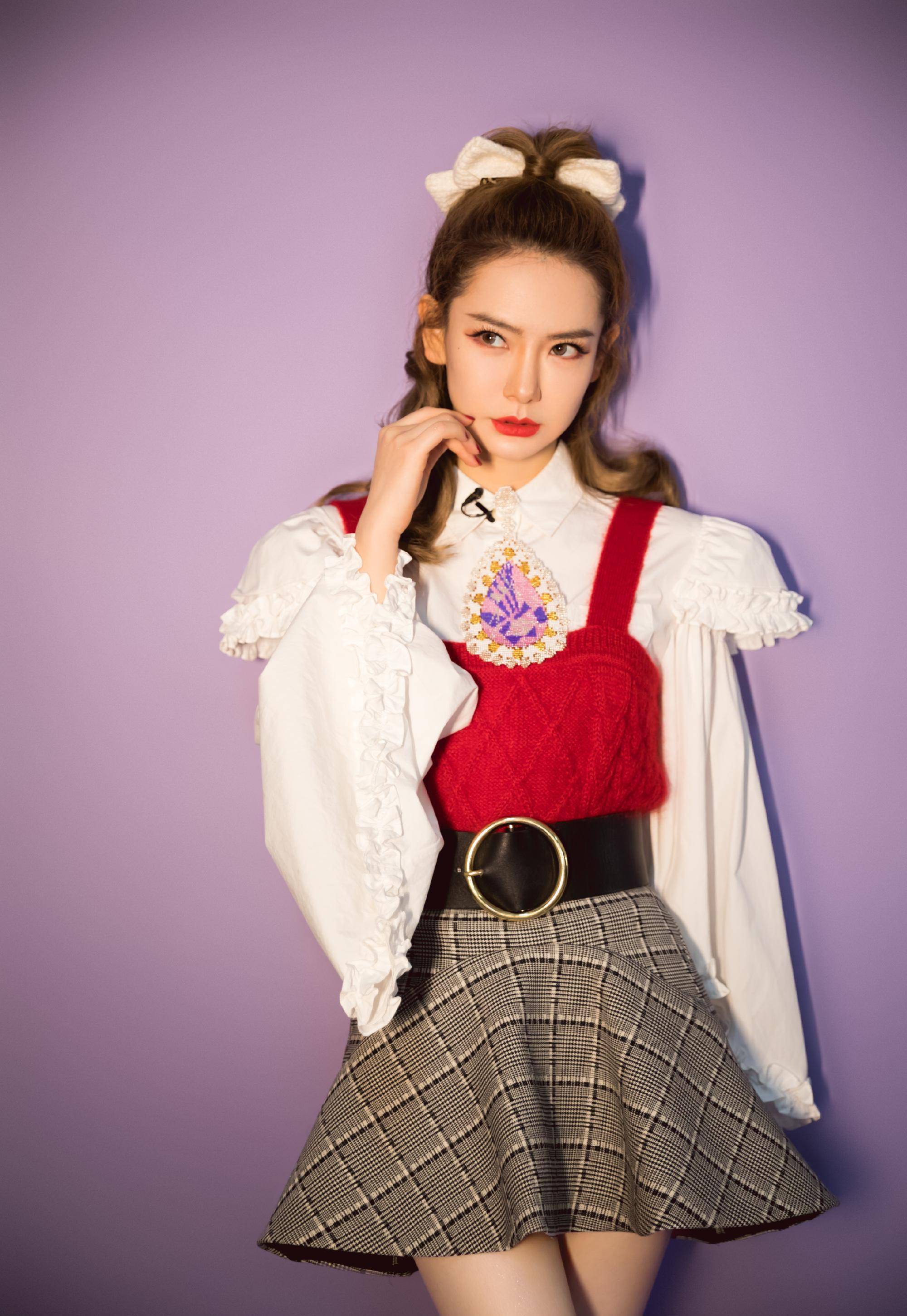 戚薇太会扮美了,穿花边衬衫配格纹半裙甜美减龄,大长腿让人羡慕_时尚