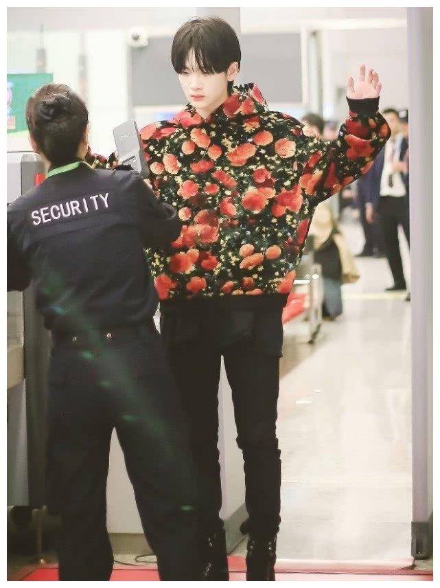 原创周震南因身高太矮将衬衫穿成了连衣裙既视感这腿太短萌了