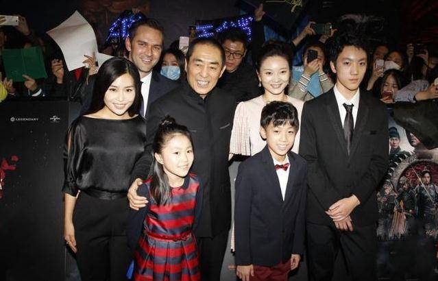 原创张艺谋小女儿已长大黑长直穿黑色卫衣14岁颜值酷似姐姐张末