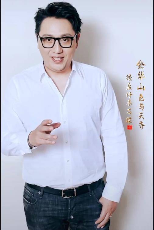 40岁浙江台一哥华少近照曝光,胖到扣不上领口,啤酒肚更抢眼_身材_视频