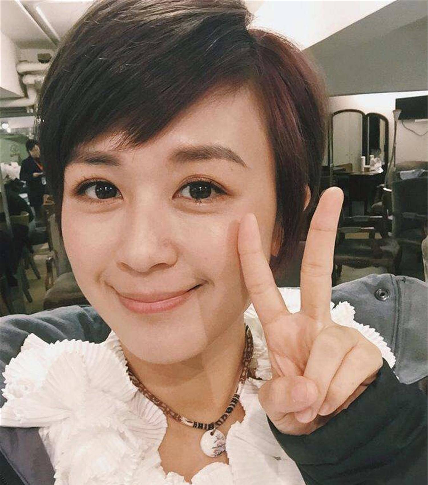 曾是最火香港童星,与张国荣黄家驹关系甚好,如今38岁长这样_唐宁_合作