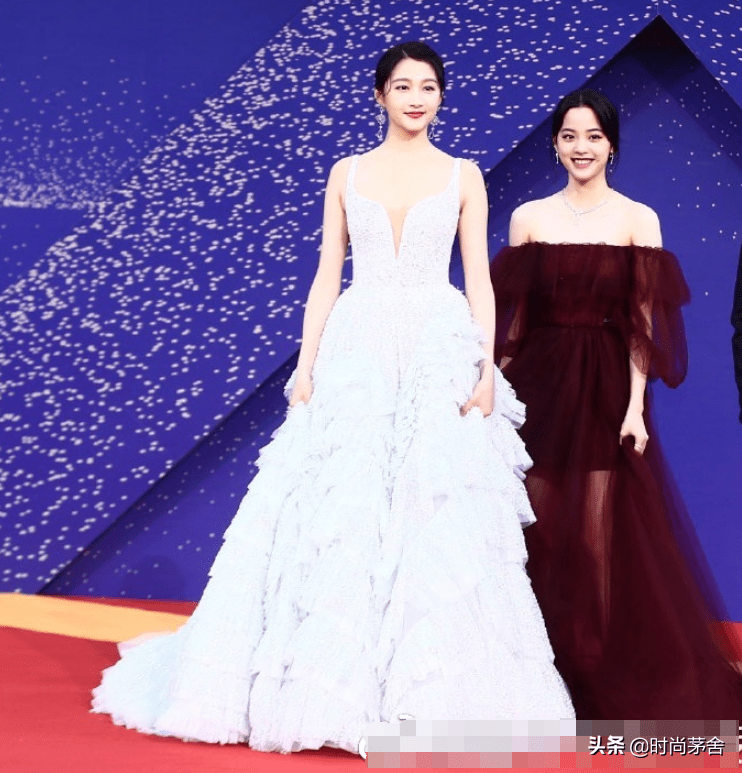 本以为关晓彤够瘦了,同框欧阳娜娜瞬间被秒杀,瘦才有资格说美_身材_穿