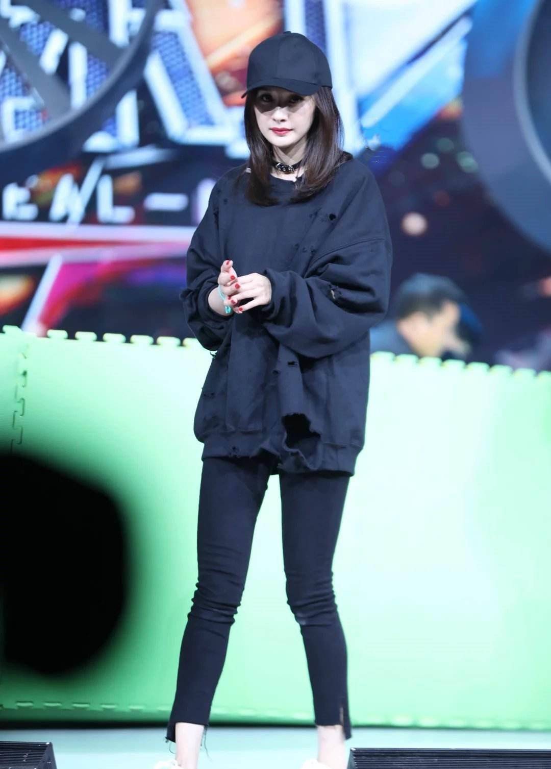 原创网瘾少女杨幂走路也要打游戏穿九分裤露脚脖子看着都好冷