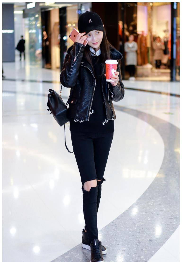 原创张维娜太会穿黑色皮衣搭配黑色长裤高挑纤瘦干净利落又帅气