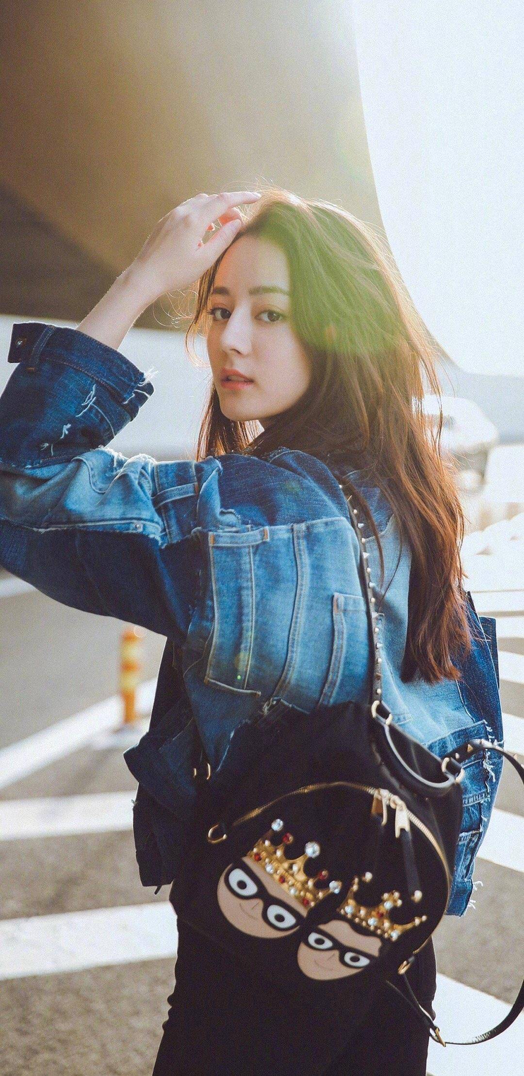 原创看过迪丽热巴的机场照才知道什么是日常look简单得不像个明星