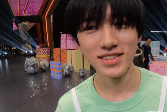 原创宋亚轩素颜照被疯传在无美颜的情况下这确定是未成年吗