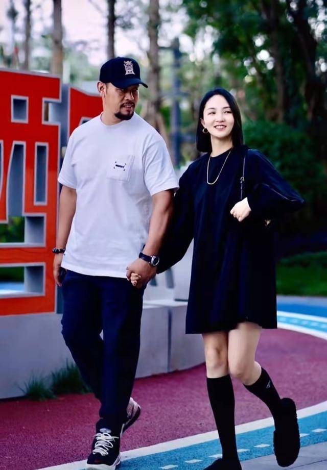 "鲁智深"晋松晒夫妻合照,赞妻子越来越漂亮,两人牵手秀恩爱_李汶桐