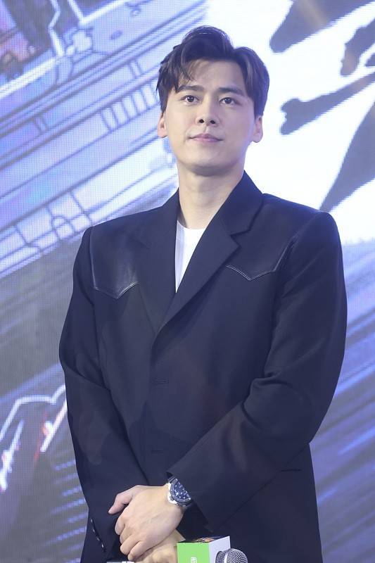 李易峰看着有点富态不过挺可爱配黑色西装也挺帅气儒雅