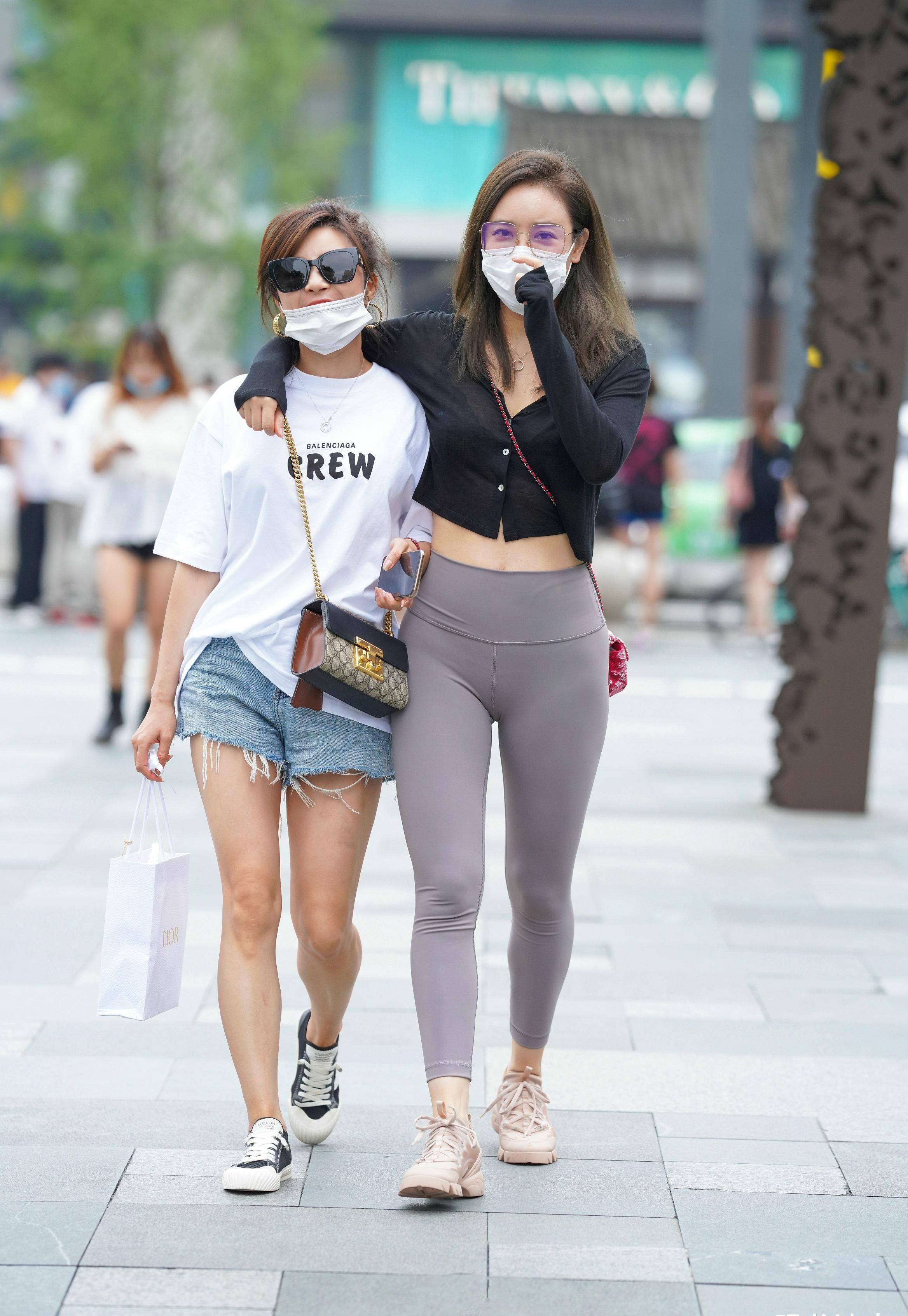 大街上穿瑜伽裤的女人,身材很美,散发的自信更迷人_女孩_姑娘_时候