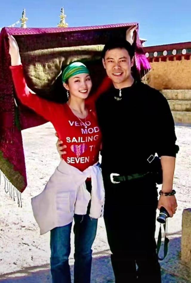 "鲁智深"晋松晒夫妻合照,赞妻子越来越漂亮,两人牵手秀恩爱_李汶桐