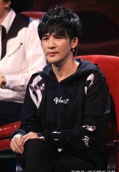 大张伟保持了十几年的非主流发型,为何说放弃就放弃_头发_彩虹_朋克