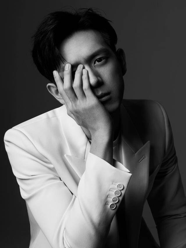 有种"男人味"叫李现冲浪,好身材清晰可见,难怪人气能完胜肖战_形象