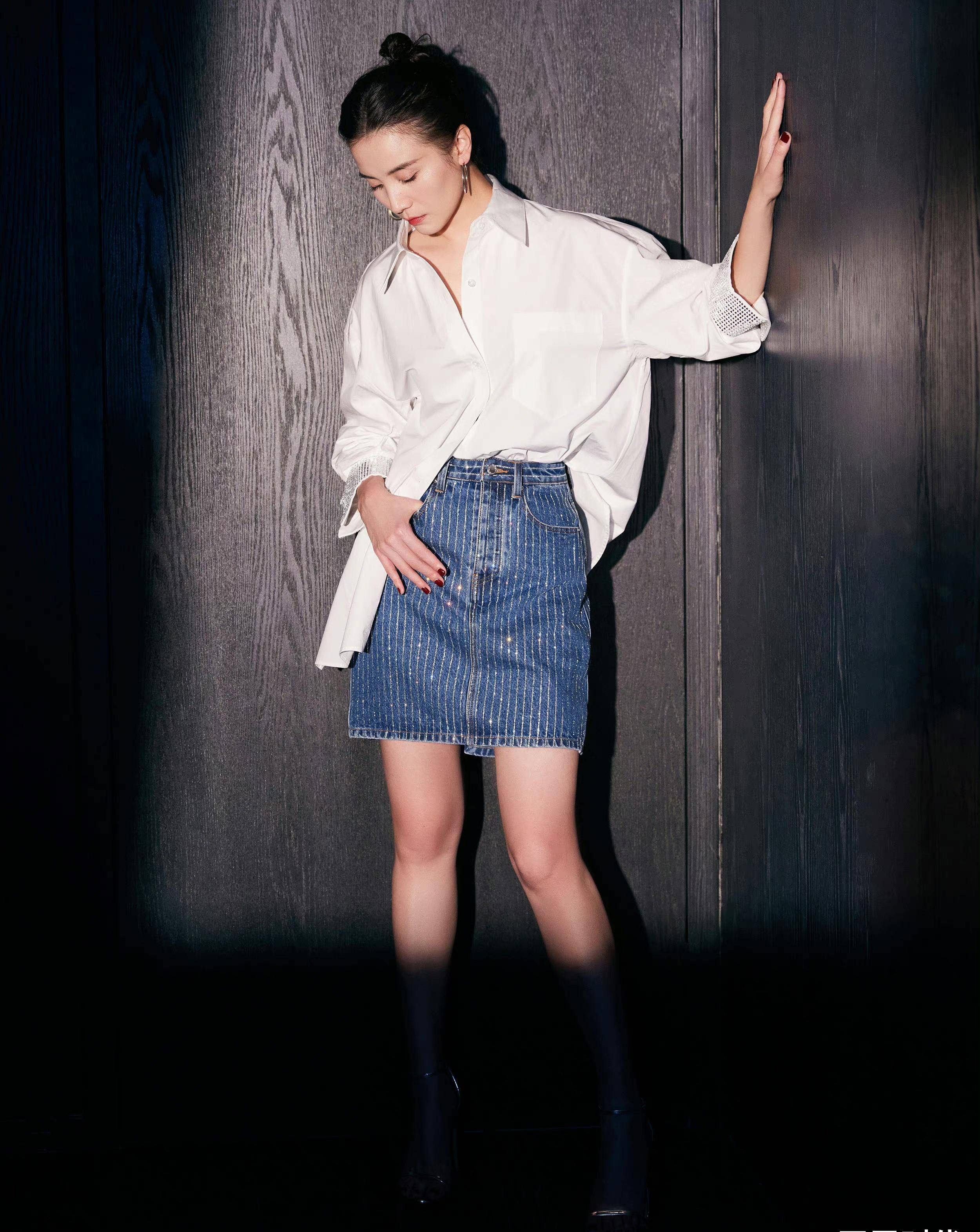 原创宋佳不愧是御姐型美女白衬牛仔裙时髦火辣诠释女人新风采