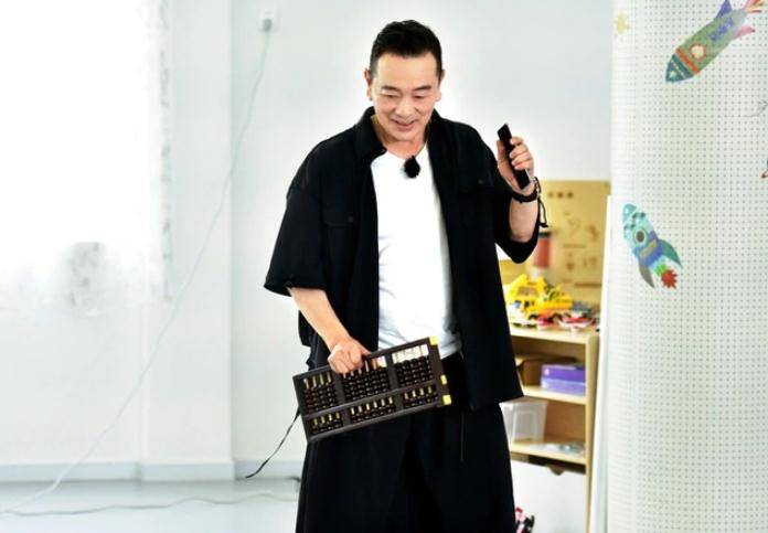 原创老当益壮64岁老戏骨张晨光变肌肉男6块腹肌身材不输小伙