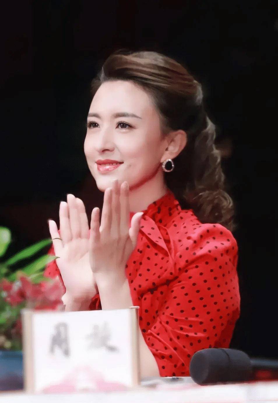 原创电视主持张蕾新造型大突破穿红色裙掀刘海当女王真霸气天然的头