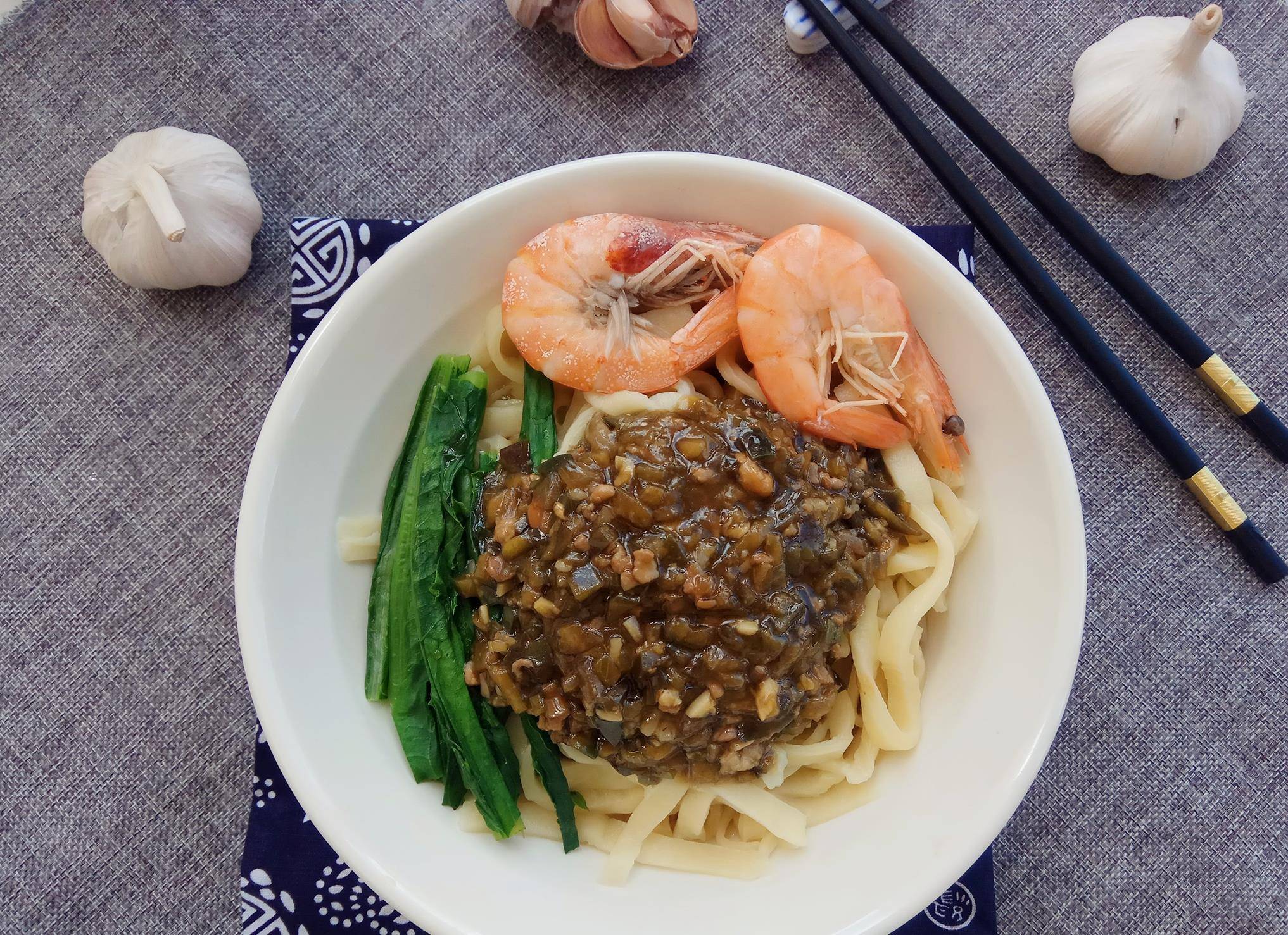 二伏天要吃面茄丁打卤面就多一个步骤就能做出光滑又筋道的手擀面