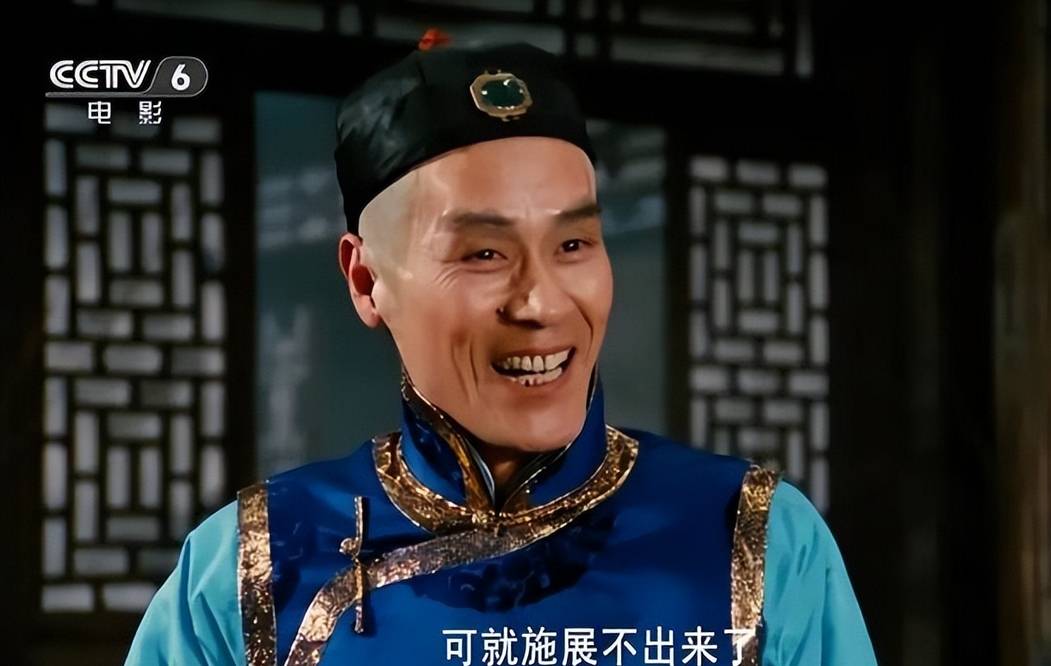 二创拉胯的:杨立新饰演的秦仲义蓝天野在电影版《茶馆》里一上场,那风