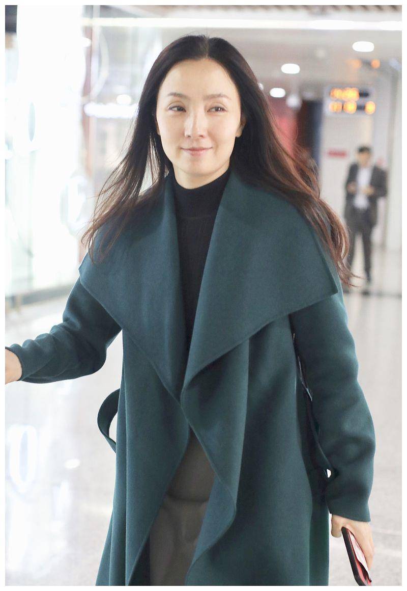 原创47岁陶虹素颜亮相机场穿墨绿色大衣配长裙尽显温柔气质