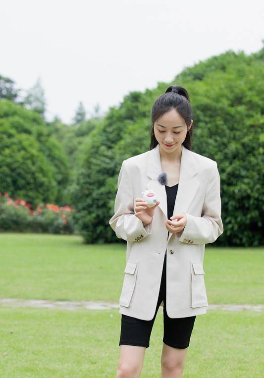 原创就爱看韩雪的私服穿露脐装搭牛仔阔腿裤时尚感十足