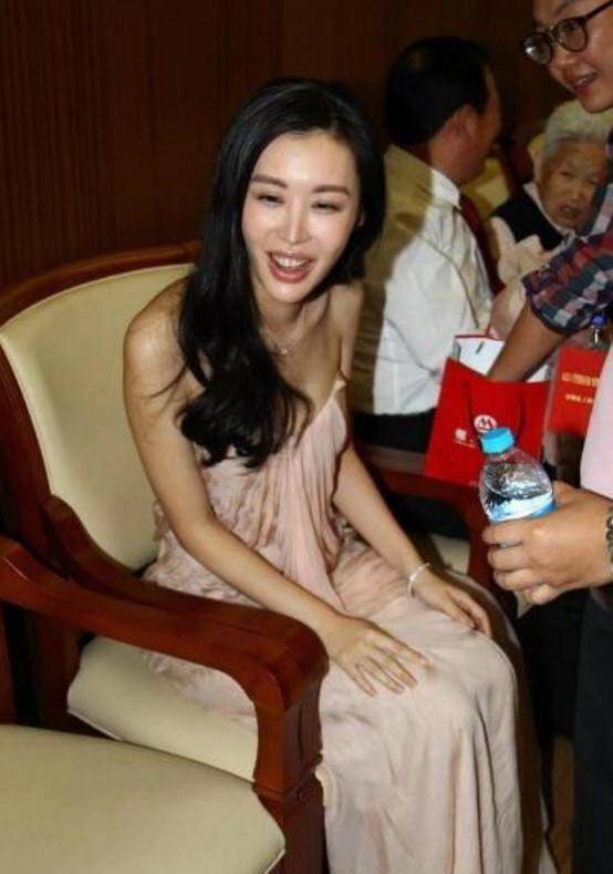 38岁的女人最美,田朴珺近照曝光,女人味十足,怪不得王石那么喜欢她_女