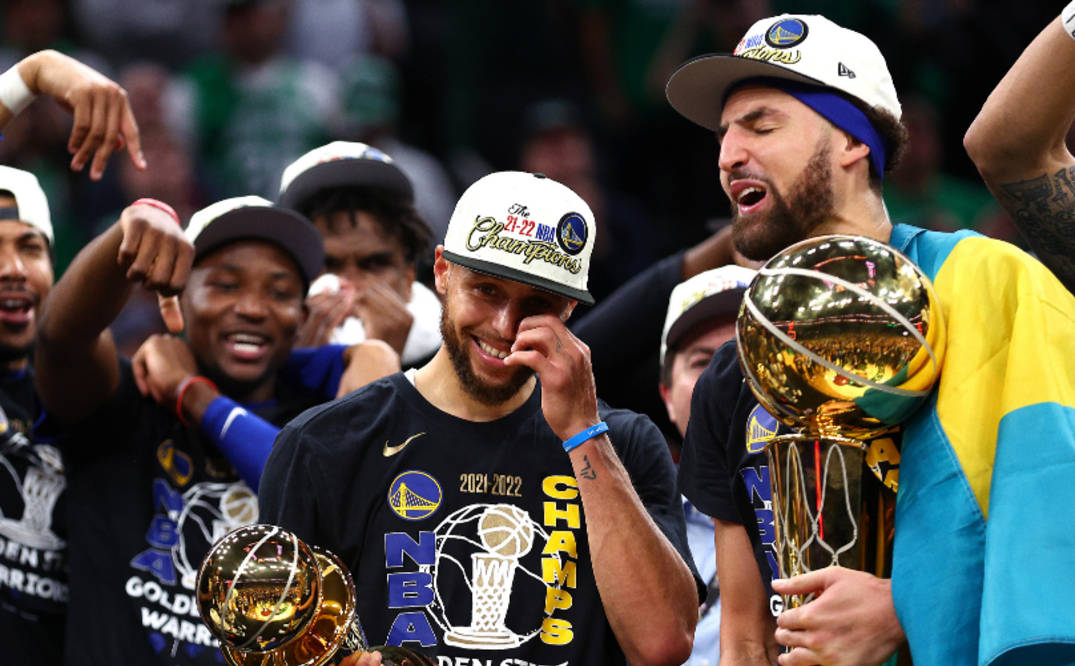 荣誉时刻库里手抱2座奖杯与父母合影绿军球迷表情落寞成背景板