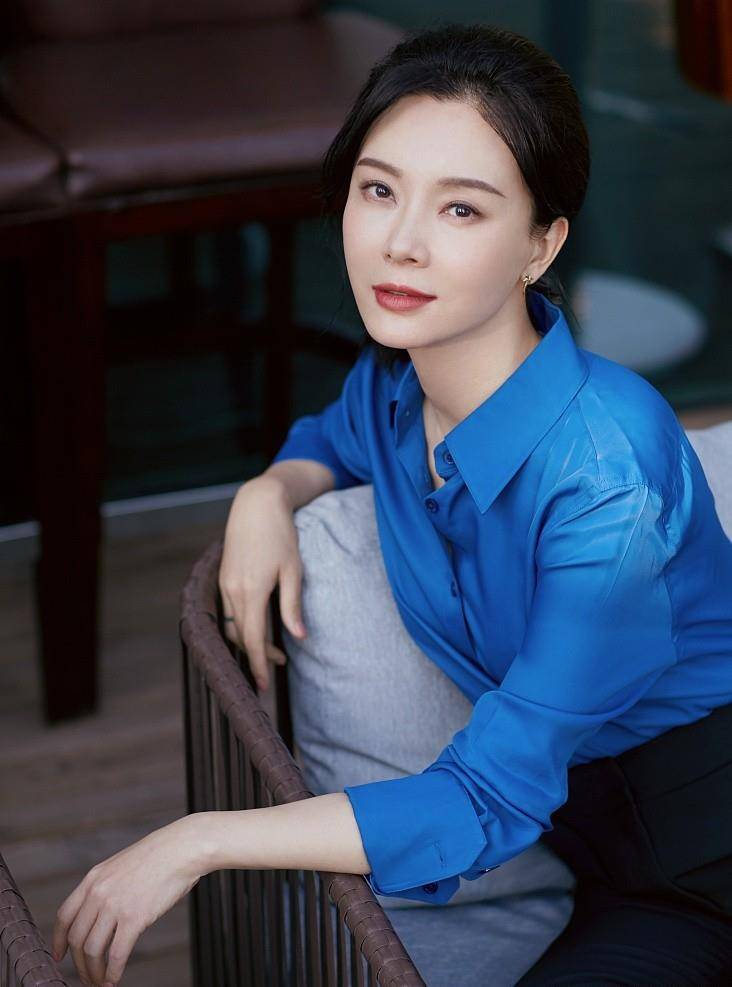 原创中年女人如何显气质跟陈数玩转职场穿搭侧颜杀名不虚传