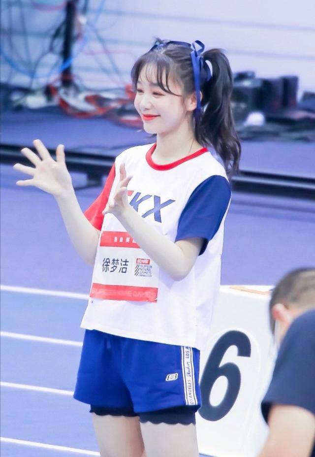 徐梦洁今天以清新可爱的双马尾造型亮相,在马尾上还搭配了深蓝色的